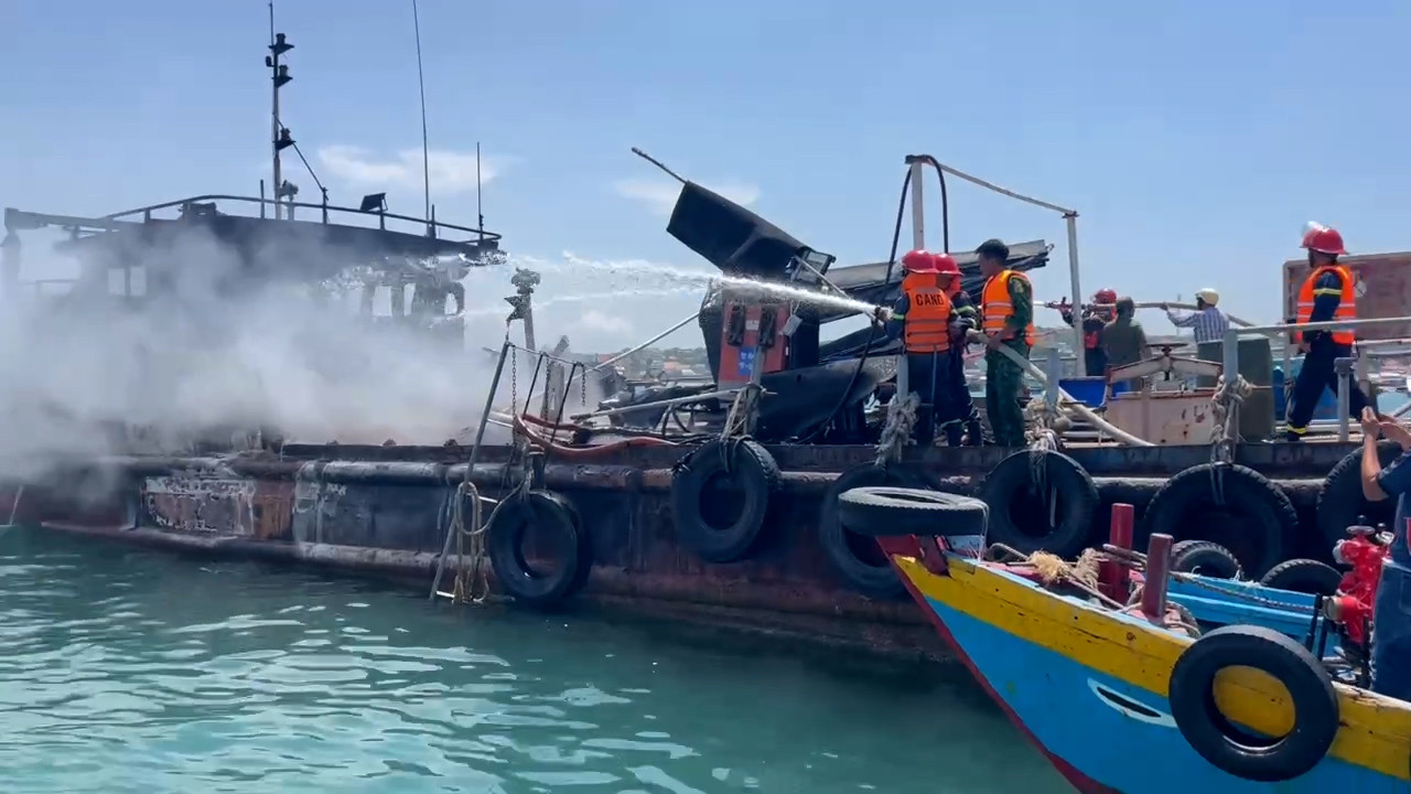 Ảnh 3 Cán bộ, chiến sĩ Đồn BP CKC Liên Hương cứu hộ tàu ngư dân bị cháy trên biển