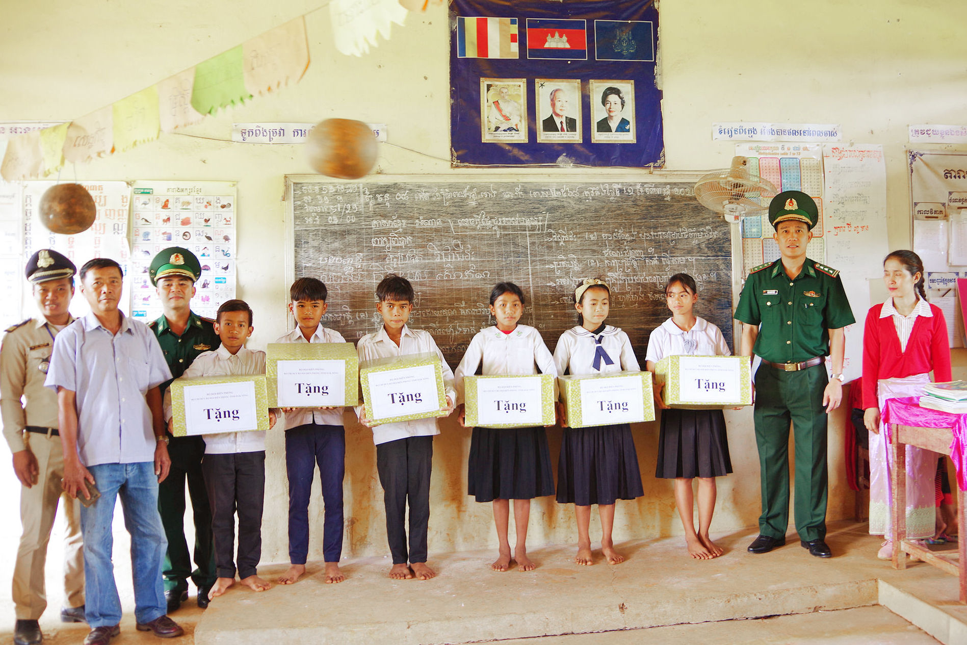 anh-4-don-bien-phong-cua-khau-bu-p-rang-tang-qua-cac-em-hoc-sinh-campuchia-nhan-dip-nam-hoc-moi(1).jpg