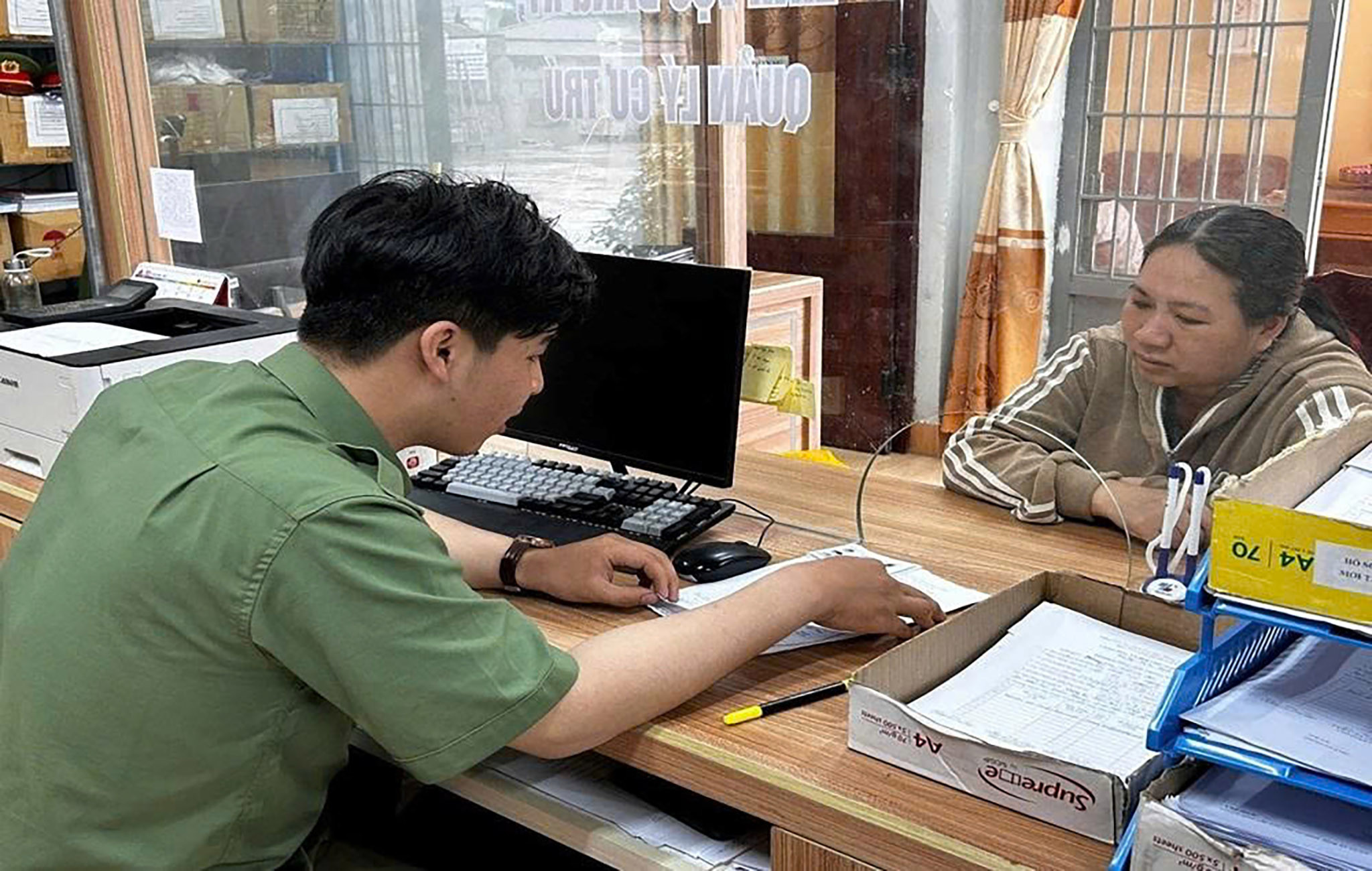 Anh Lê Lâm Hoàn Bảo hỗ trợ người dân xã Ka Đô trong thực hiện các thủ tục hành chính tại Công an xã Ka Đô