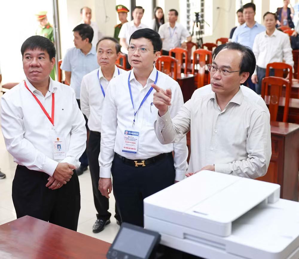 vna-potal-bo-truong-bo-giao-duc-va-dao-tao-dong-vien-can-bo-lam-cong-tac-thi-tot-nghiep-thpt-8817973.jpg