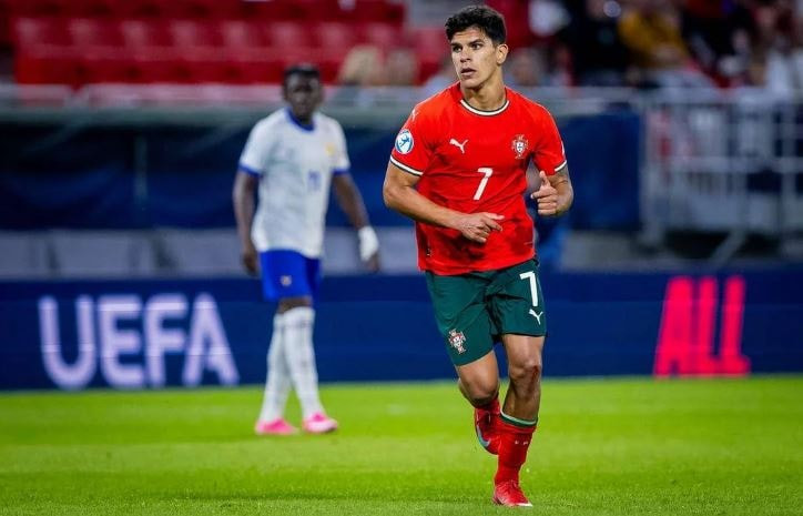 Mateus Fernandes sở hữu lối chơi m&aacute;u lửa c&ugrave;ng khả năng đọc t&igrave;nh huống th&ocirc;ng minh.