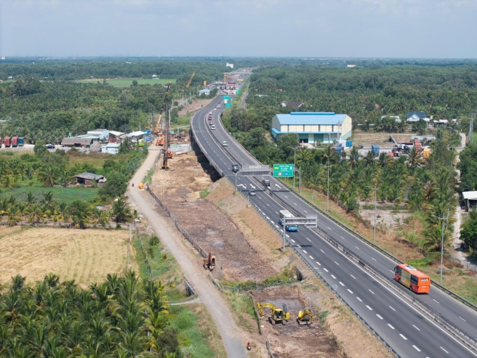 Máy móc thi công trên công trường mở rộng cao tốc TP.HCM - Trung Lương - Mỹ Thuận tháng 6/2026.