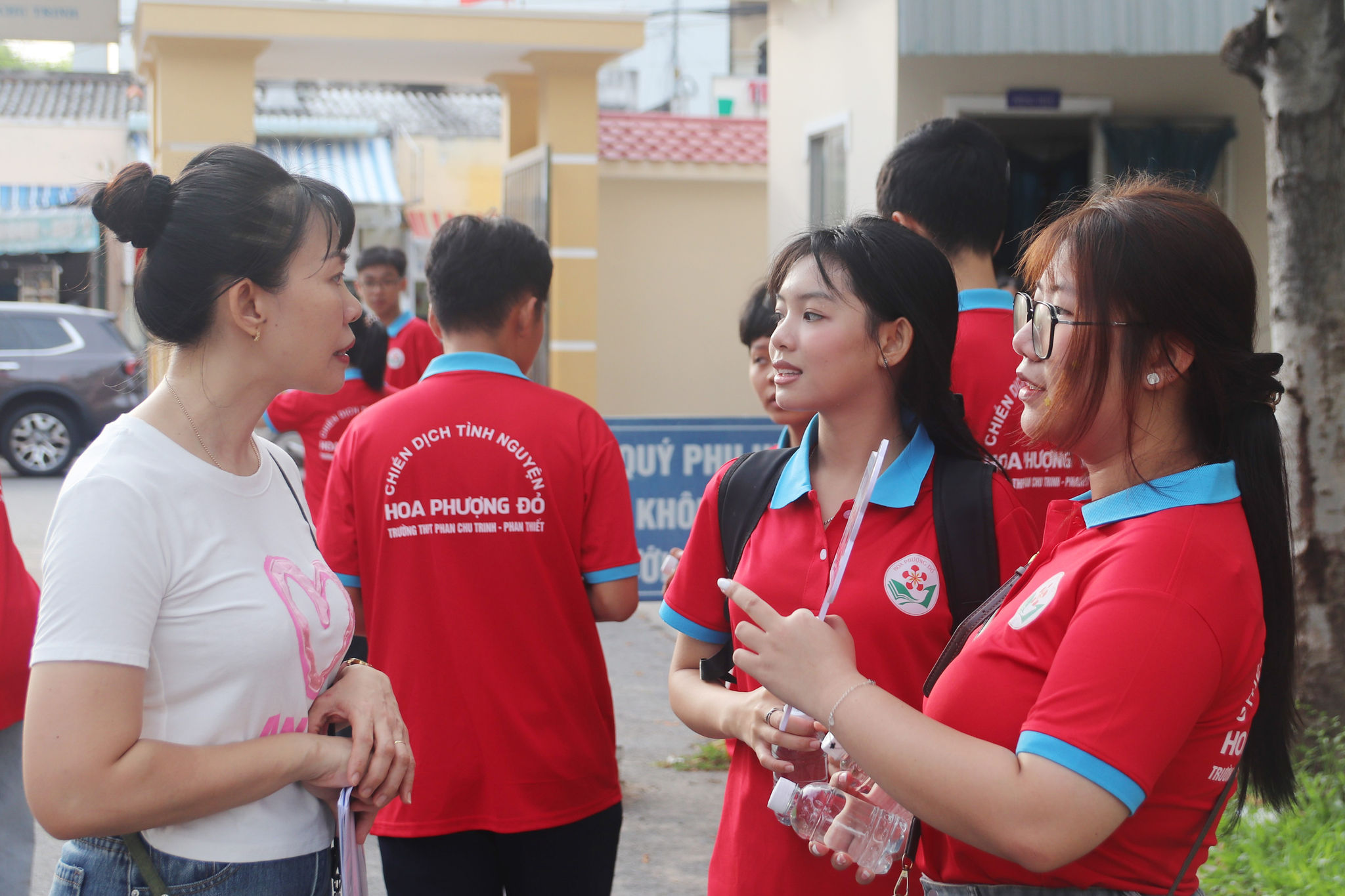 Bên ngoài điểm thi, giáo viên và các thành viên đội Hoa phượng đỏ có mặt từ sớm để hỗ trợ cho các thí sinh