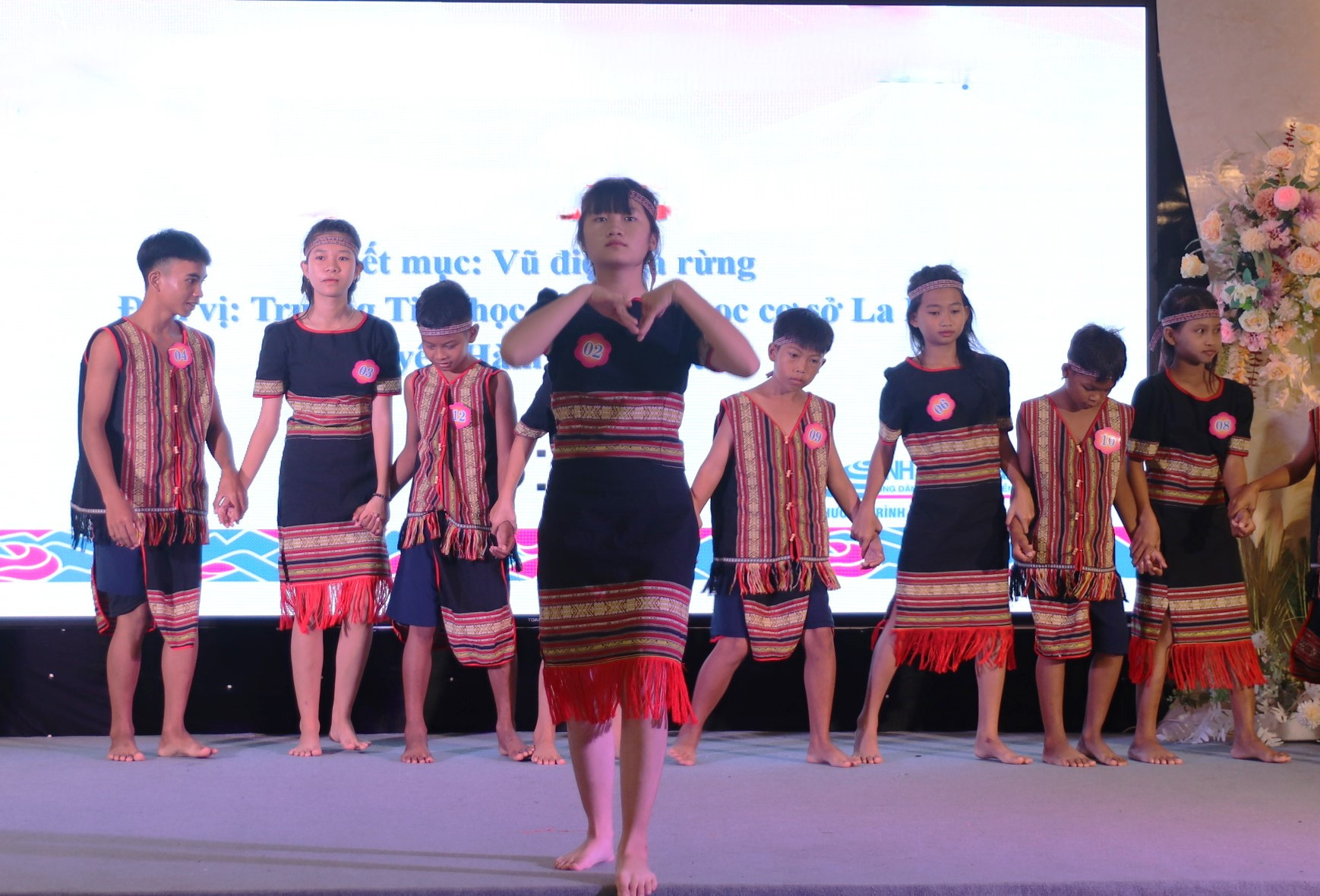 Học sinh Trường TH và THCS La Dạ biểu diễn tiết mục dân gian truyền thống của đồng bào Cơ-ho