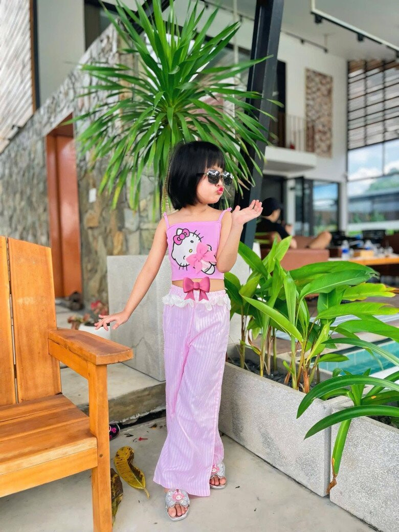 Con gái Mạc Văn Khoa tạo dáng sành điệu.