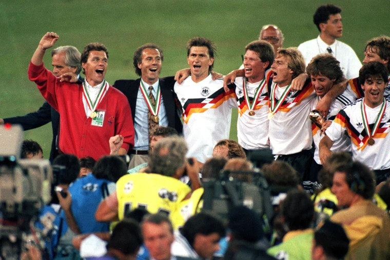 Franz Beckenbauer là huyền thoại vô địch World Cup cả trên cương vị cầu thủ lẫn HLV