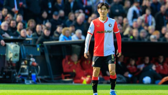 Tiền vệ Hwang In-Beom trong màu áo câu lạc bộ Feyenoord tại giải vô địch quốc gia Hà Lan.