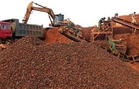 Hoạt động khai thác và vận chuyển quặng sắt tại cảng