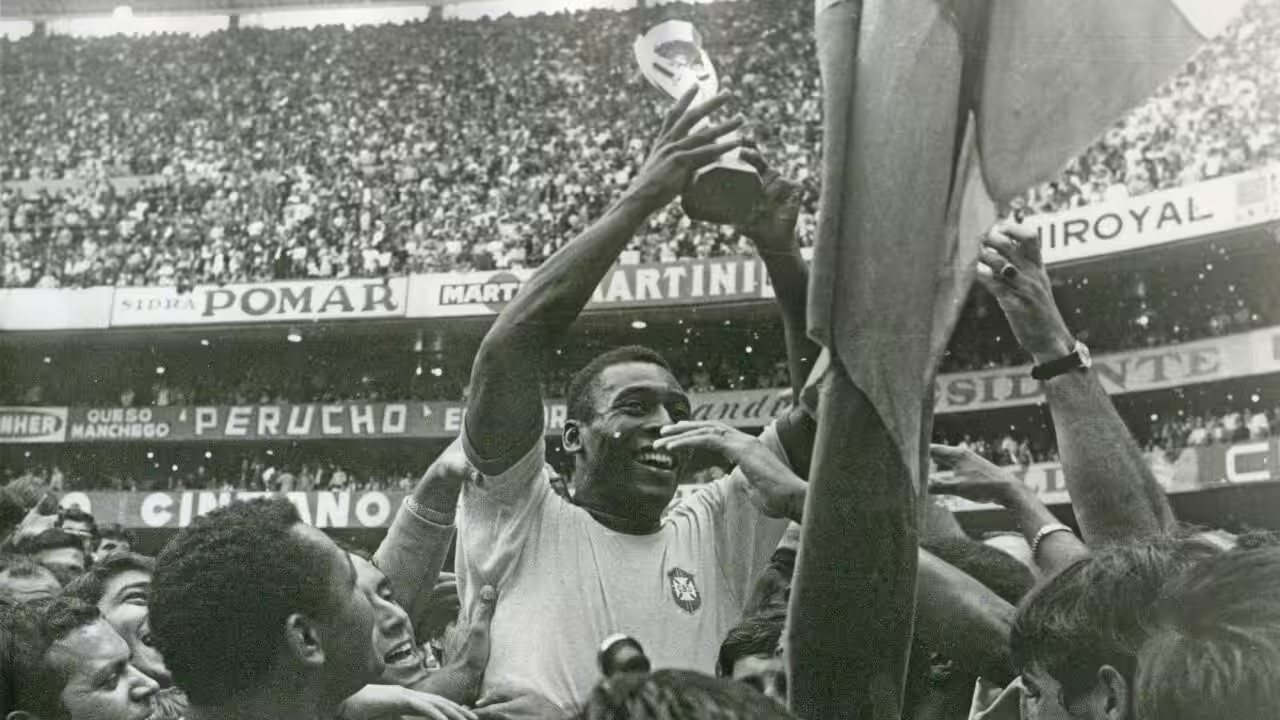 Vua bóng đá Pele với 3 chức vô địch World Cup