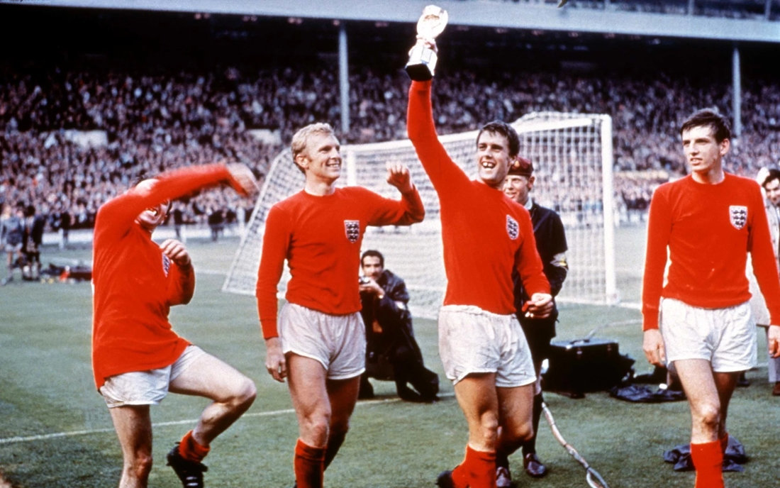 Sir Geoff Hurst giơ cao chiếc cup Jules Rimet