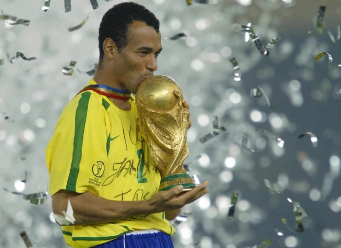 Cafu cùng tuyển Brazil vô địch World Cup 2002