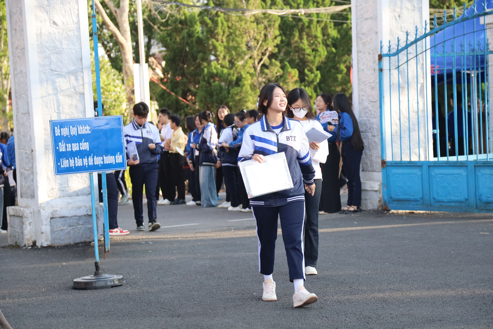 Các thí sinh tại điểm thi Trường THPT Bùi Thị Xuân - Đà Lạt (phường Xuân Hương - Đà Lạt) đã có mặt từ sớm để dự thi môn Ngữ văn