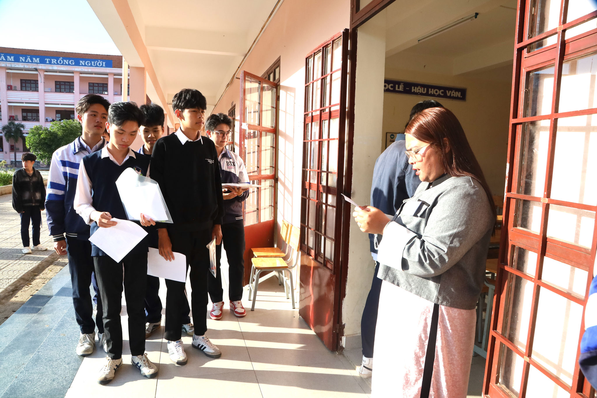 Thí sinh tại điểm thi Trường THPT Bùi Thị Xuân – Đà Lạt làm thủ tục chuẩn bị vào phòng thi