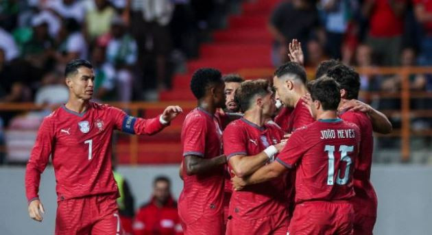 Cristiano Ronaldo cho thấy dấu hiệu mệt mỏi và không còn là hạt nhân trong lối chơi của đội tuyển.