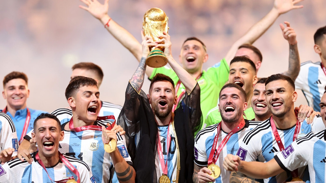 Lionel Messi nâng cao cúp vàng World Cup 2022