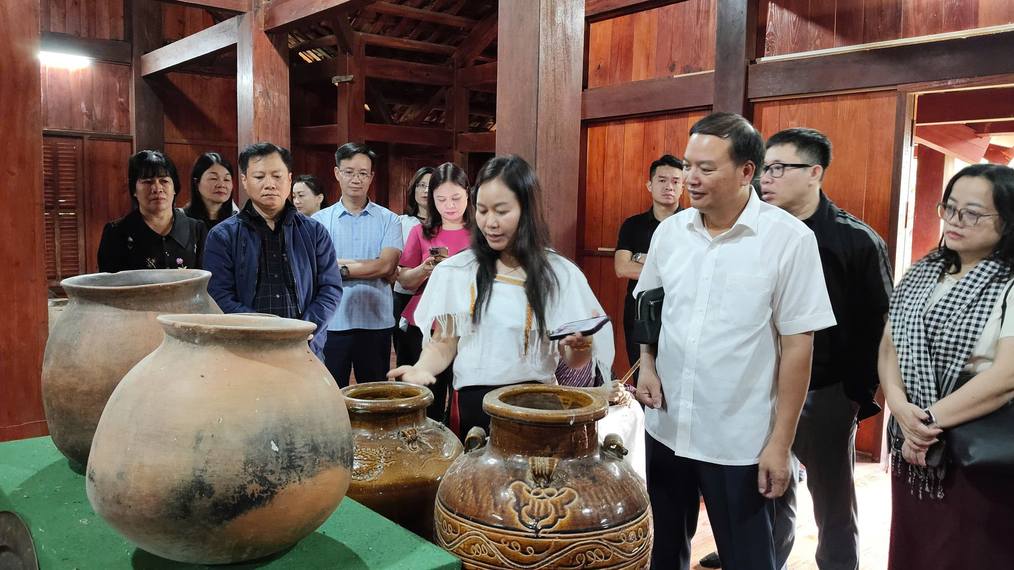 Không gian trưng bày các hiện vật truyền thống của người Chu ru