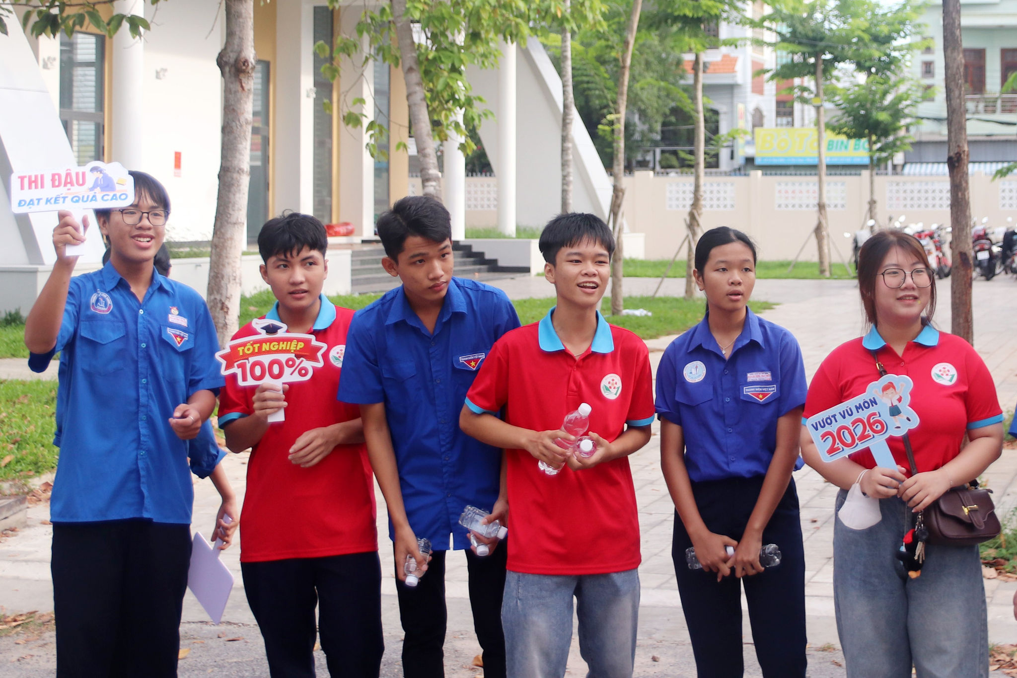 Những tấm bảng với lời chúc dành cho thí sinh tự tin vượt vũ môn