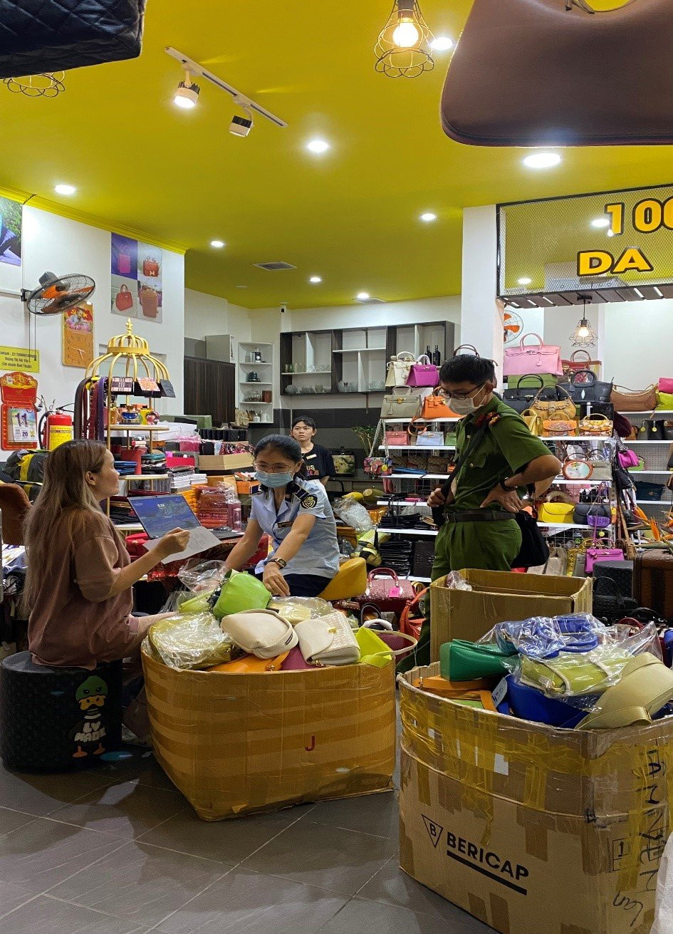 Nhất là với hàng hóa thuộc lĩnh vực thời trang, mỹ phẩm, thực phẩm chức năng… (Ảnh mang tính chất minh họa).