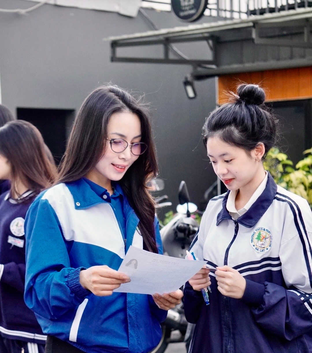 Thanh niên tình nguyện hỗ trợ thí sinh kiểm tra thông tin, hướng dẫn vào điểm thi đúng quy định.