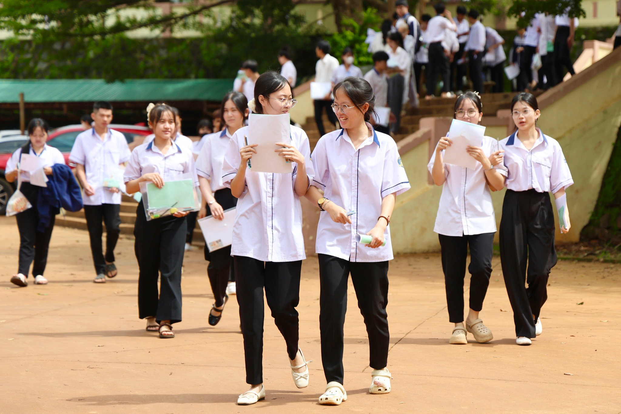 9h30 sáng 12/6, các thí sinh đã hoàn thành bài thi tự chọn, kết thúc Kỳ thi tốt nghiệp THPT năm 2026