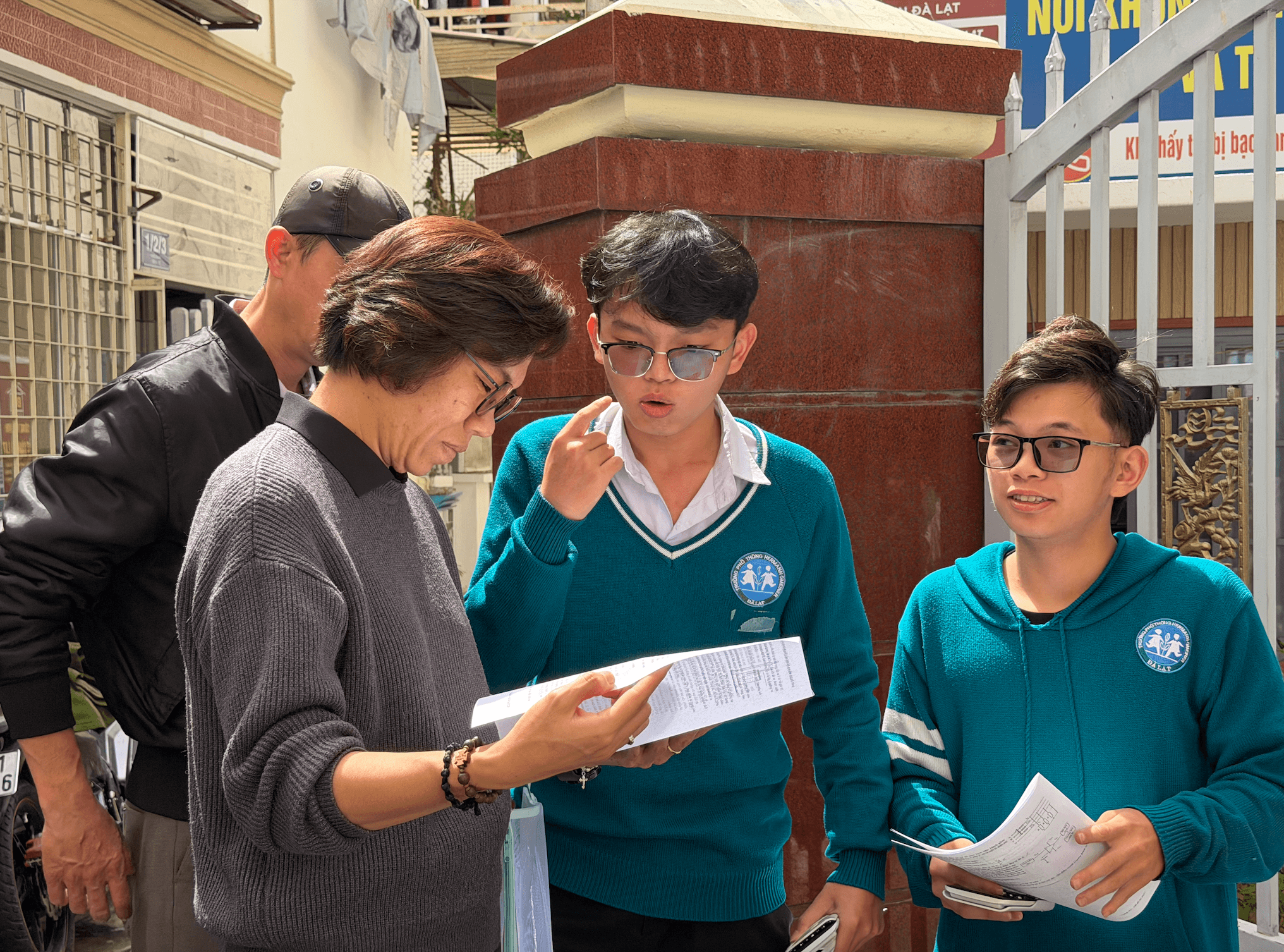 Thầy cô có mặt tại điểm thi từ sớm để đón học sinh và cùng các em trao đổi về kết quả bài làm sau giờ thi