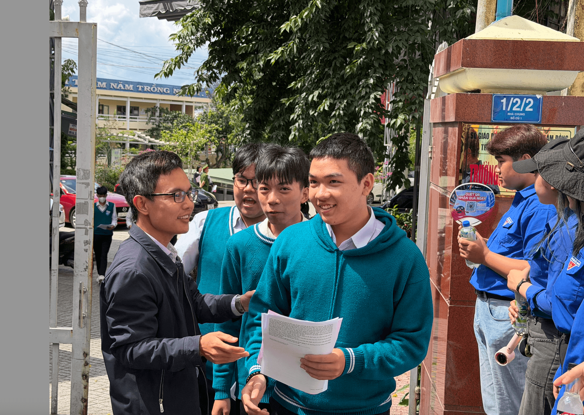 Thầy cô chia sẻ niềm vui cùng học sinh khi khép lại hành trình 12 năm đèn sách