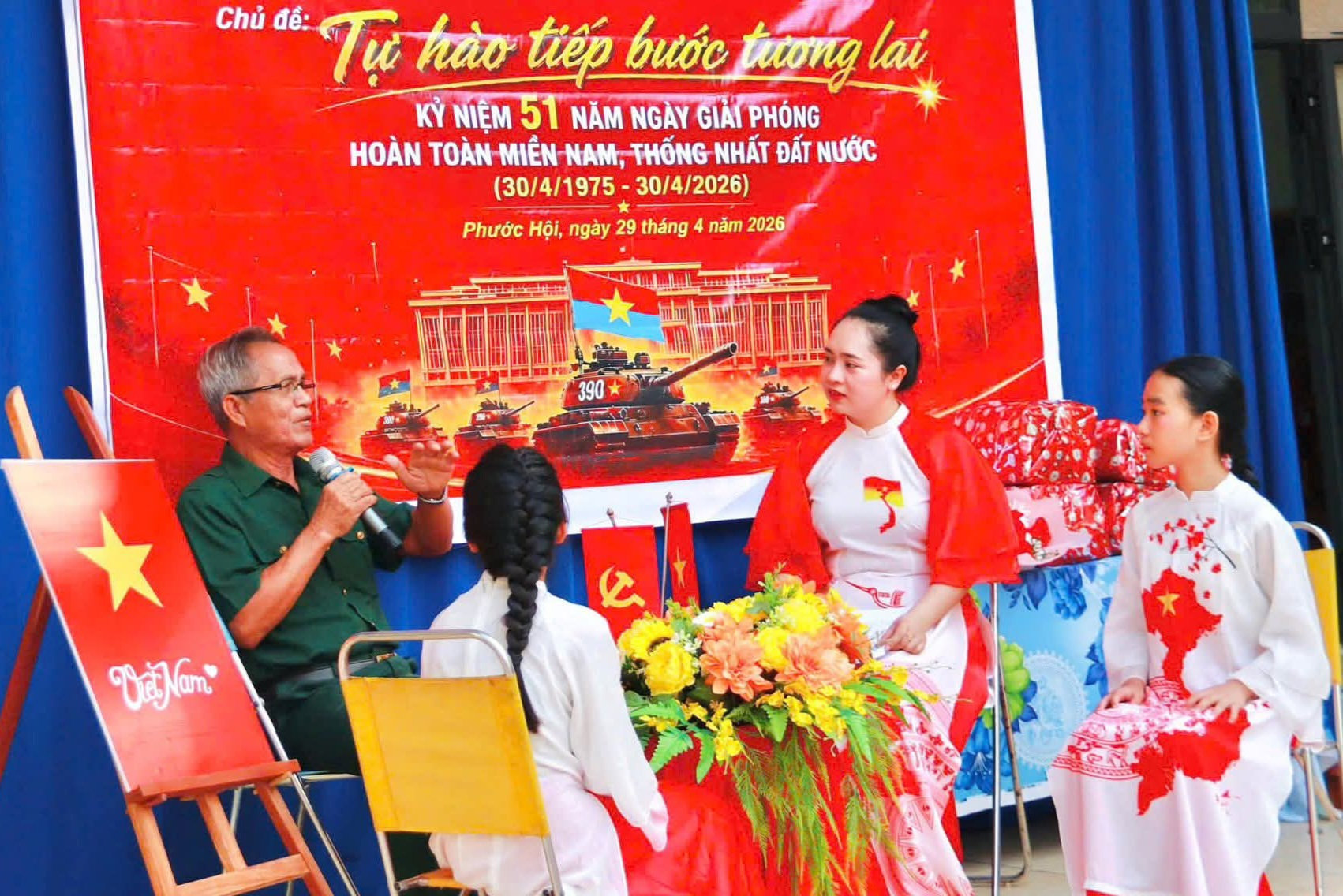 Cựu chiến binh Phan Thế Tài chia sẻ những ký ức chiến trường với các em học sinh.