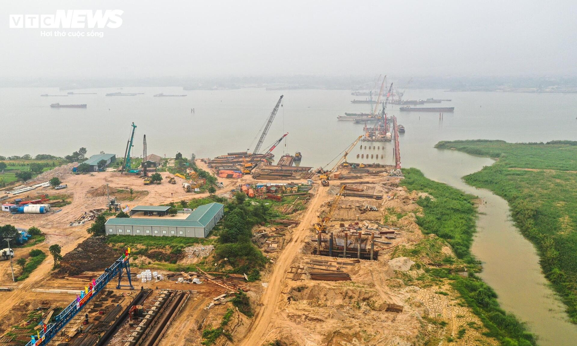 Công trường thi công cầu Thượng Cát thực tế vào tháng 4/2026 với tiến độ khẩn trương.