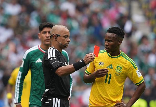 Nam Phi nhận 2 thẻ đỏ trong ngày khai mạc World Cup.