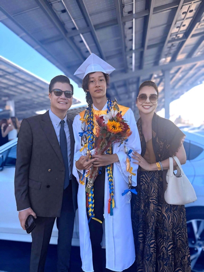 Jennifer Phạm và chồng cũ - ca sĩ Quang Dũng - bên con tại buổi lễ tốt nghiệp hôm 10/6 ở California (Mỹ).