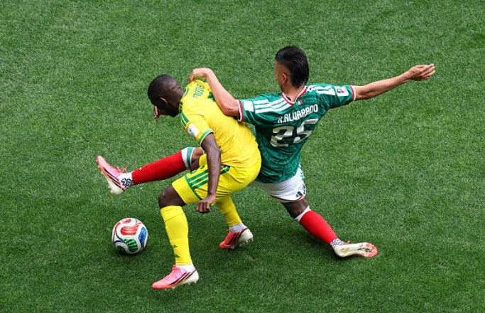 Tiền vệ phải: Roberto Alvarado - 7.6 điểm