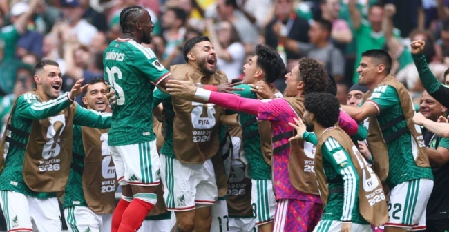 Đội tuyển Mexico ăn mừng chiến thắng trước sự cổ vũ cuồng nhiệt của khán giả nhà.