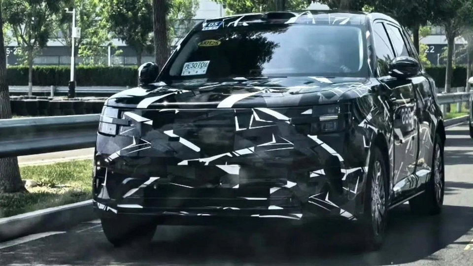 Cận cảnh bộ mâm xe SUV Xiaomi Xun Tian với thiết kế hình chữ Mễ và logo Xiaomi Auto ở trung tâm.