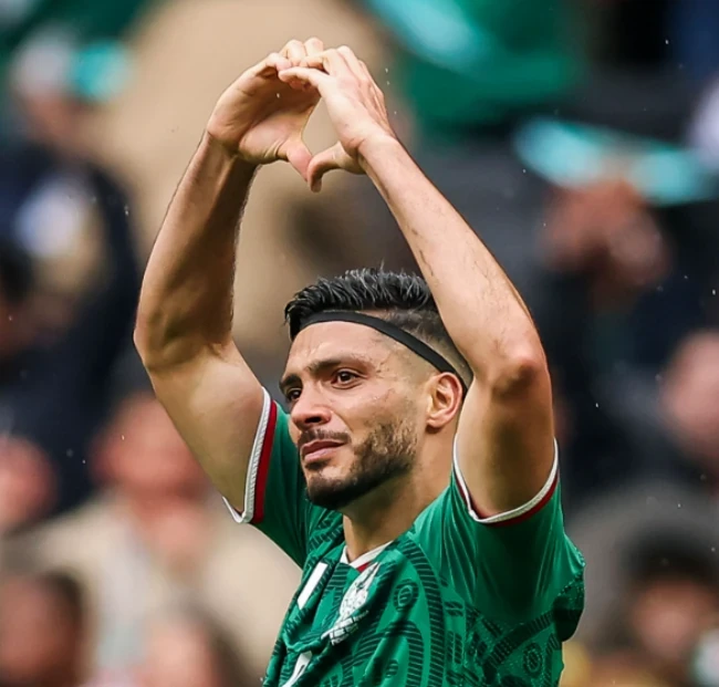 Tiền đạo Raul Jimenez bật khóc sau khi ghi bàn thắng đầu tiên tại World Cup.