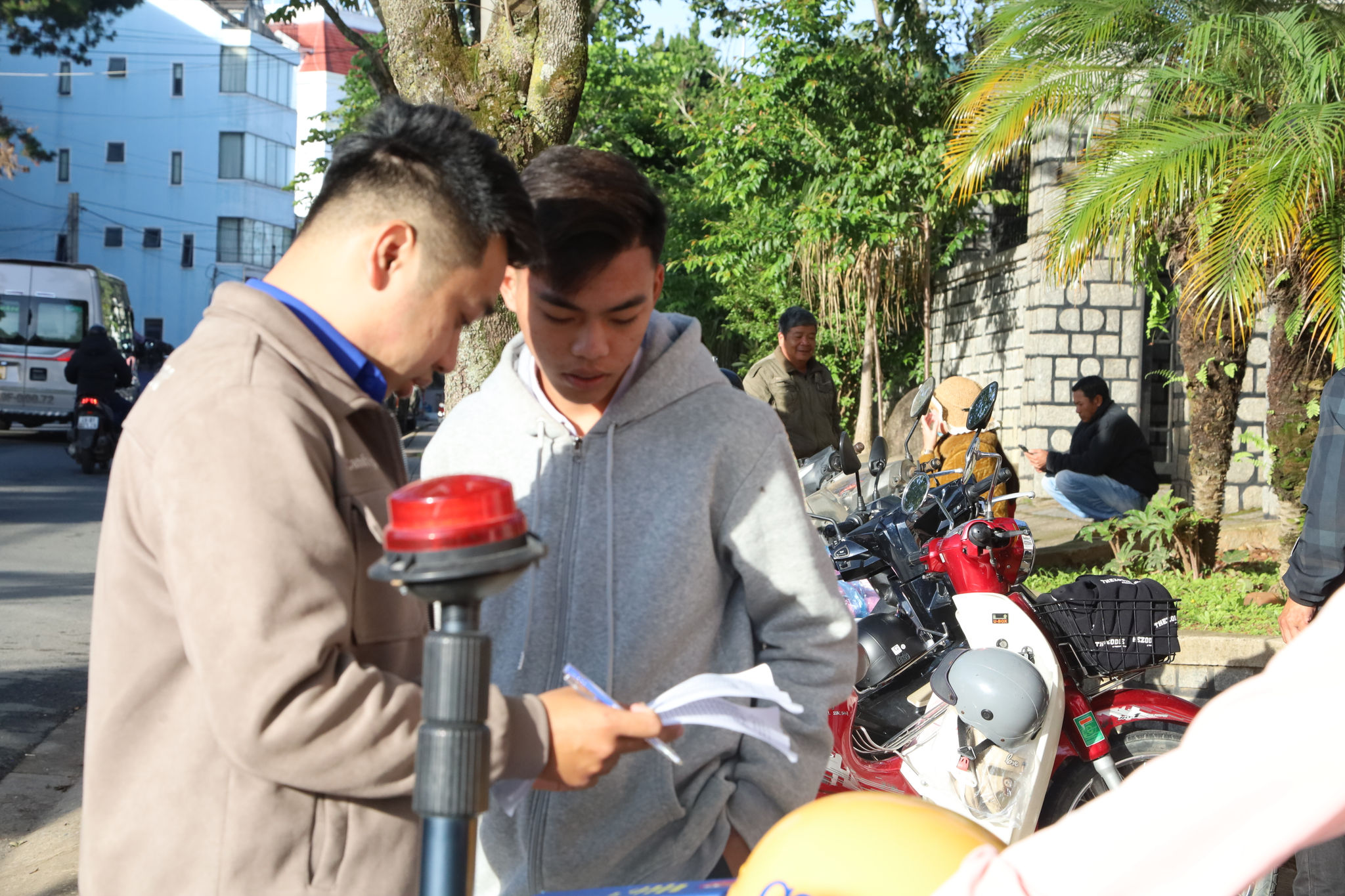 Thí sinh nhờ lực lượng hỗ trợ tra soát thông tin tại điểm thi Trường THCS và THPT Chi Lăng, phường Lâm Viên – Đà Lạt
