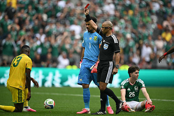 Những tấm thẻ đỏ ở trận khai mạc là lời cảnh báo cho các đội tuyển tại World Cup.