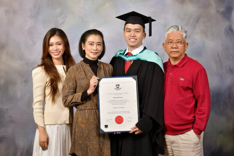 Con trai NSƯT Tuyết Thu tốt nghiệp đại học ở Úc.