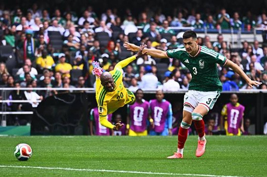 Trung vệ: Cesar Montes - 7.0 điểm