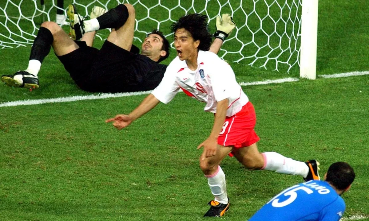 Cú đánh đầu của Ahn Jung-hwan khiến Buffon đứng chôn chân.