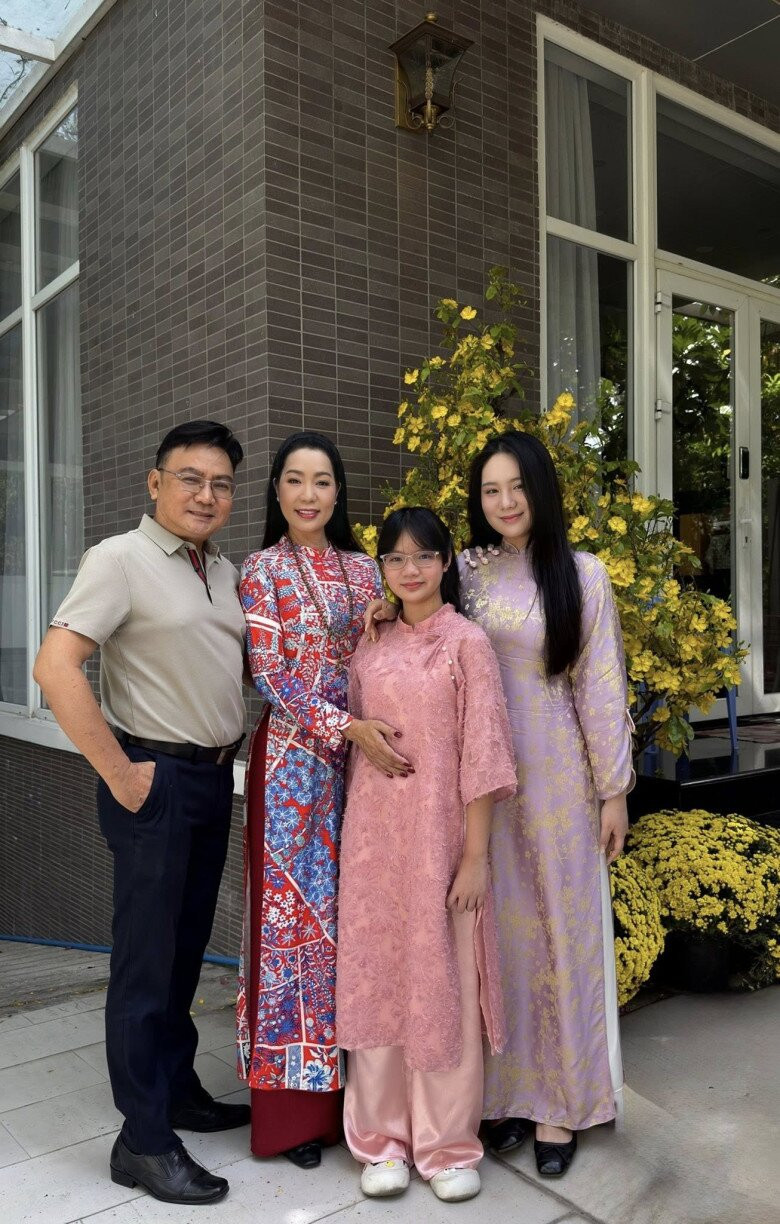 Gia đình hạnh phúc của NSND Trịnh Kim Chi và chồng doanh nhân.