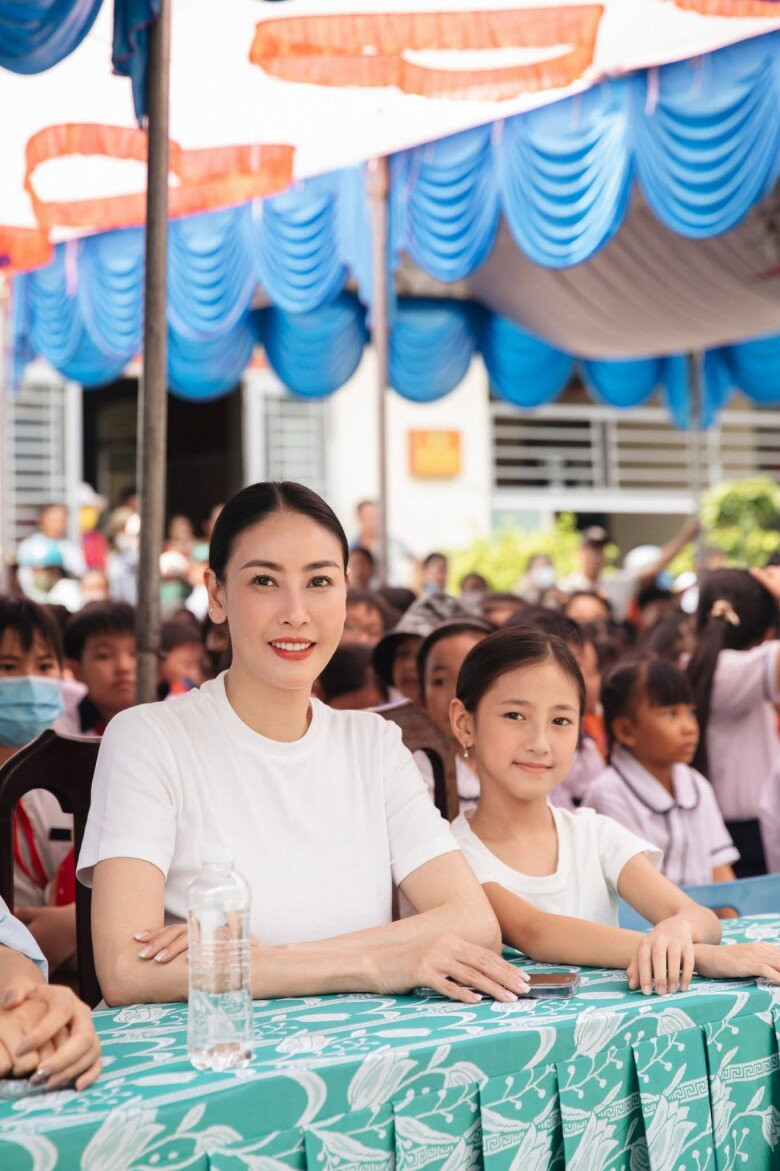 Hà Kiều Anh thường xuyên đưa con gái tham gia các hoạt động cộng đồng