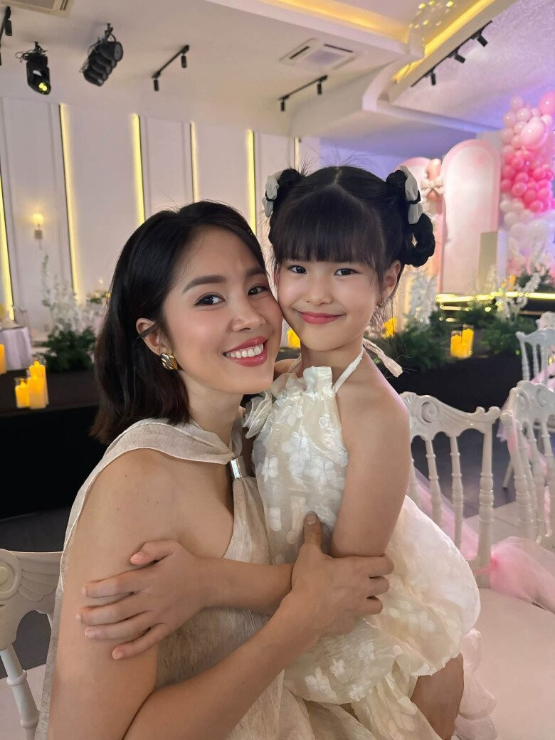 Diễn viên Lê Phương cùng chồng và hai con đi dự tiệc