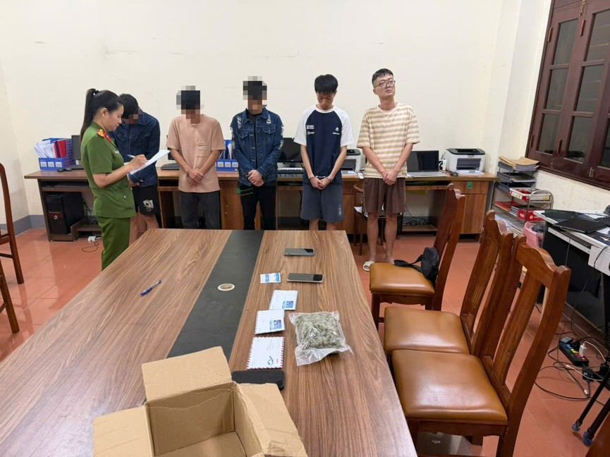Lực lượng chức năng tống đạt các quyết định tố tụng đối với các đối tượng