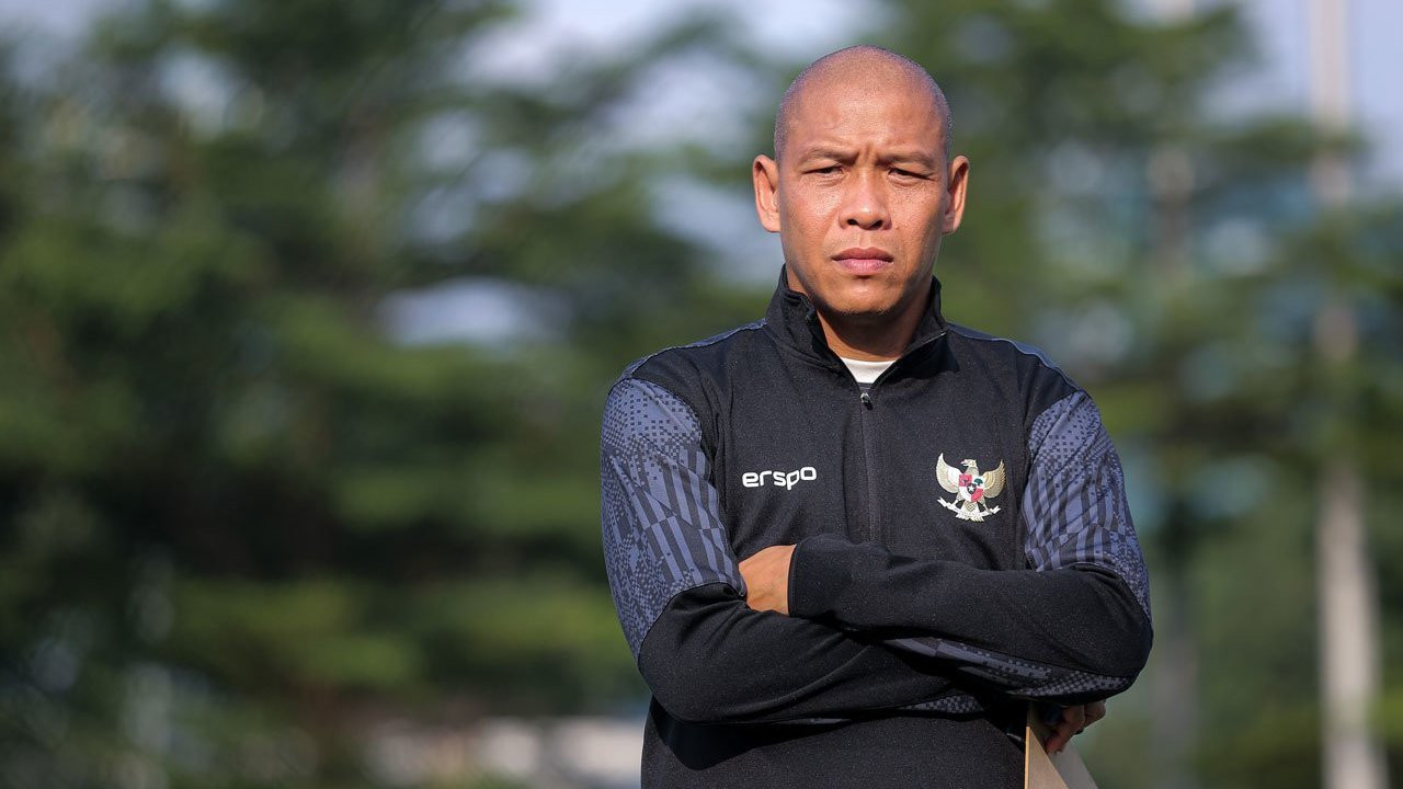 HLV Nova Arianto động viên các cầu thủ U19 Indonesia sau trận thua Australia tại bán kết