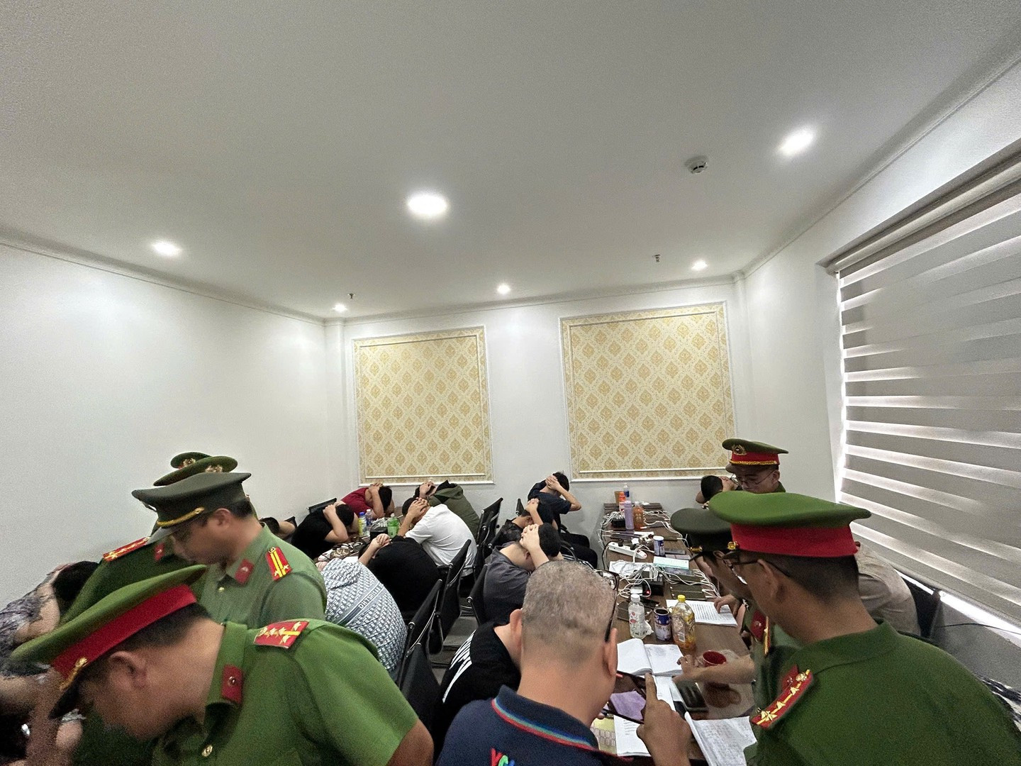 Lực lượng Công an TP.HCM phối hợp kiểm tra tại hiện trường khách sạn The Emerald.