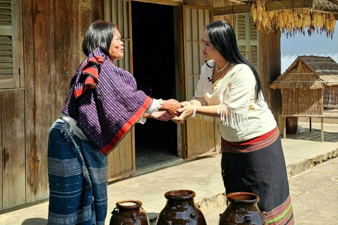 Biên tập viên Ka Pou Diễm, tổ K'ho, Chu Ru (bên phải)-Phòng Dân tộc thiểu số mang thông tin, kết nối giữa Đảng, Nhà nước với đồng bào các dân tộc thiểu số