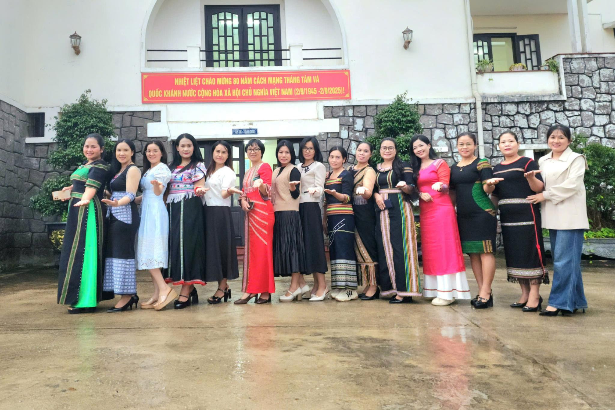 Các phóng viên, biên tập viên, biên dịch viên Phòng Dân tộc thiểu số luôn là 