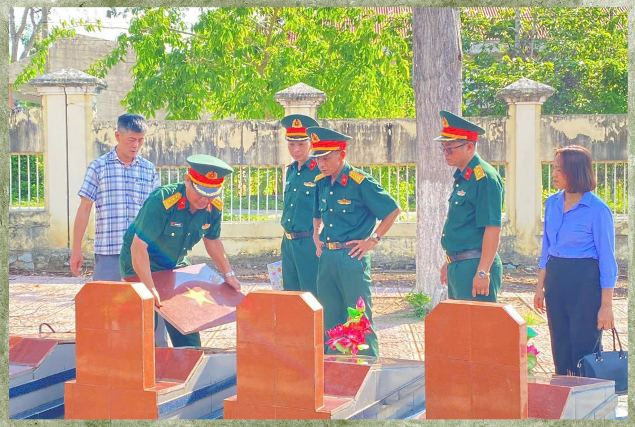 Việc khảo sát kỹ lưỡng nhằm bảo đảm công tác tổ chức khai quật, lấy mẫu, bảo quản, hoàn trả hiện trạng bảo đảm trang nghiêm, an toàn. Ảnh tư liệu