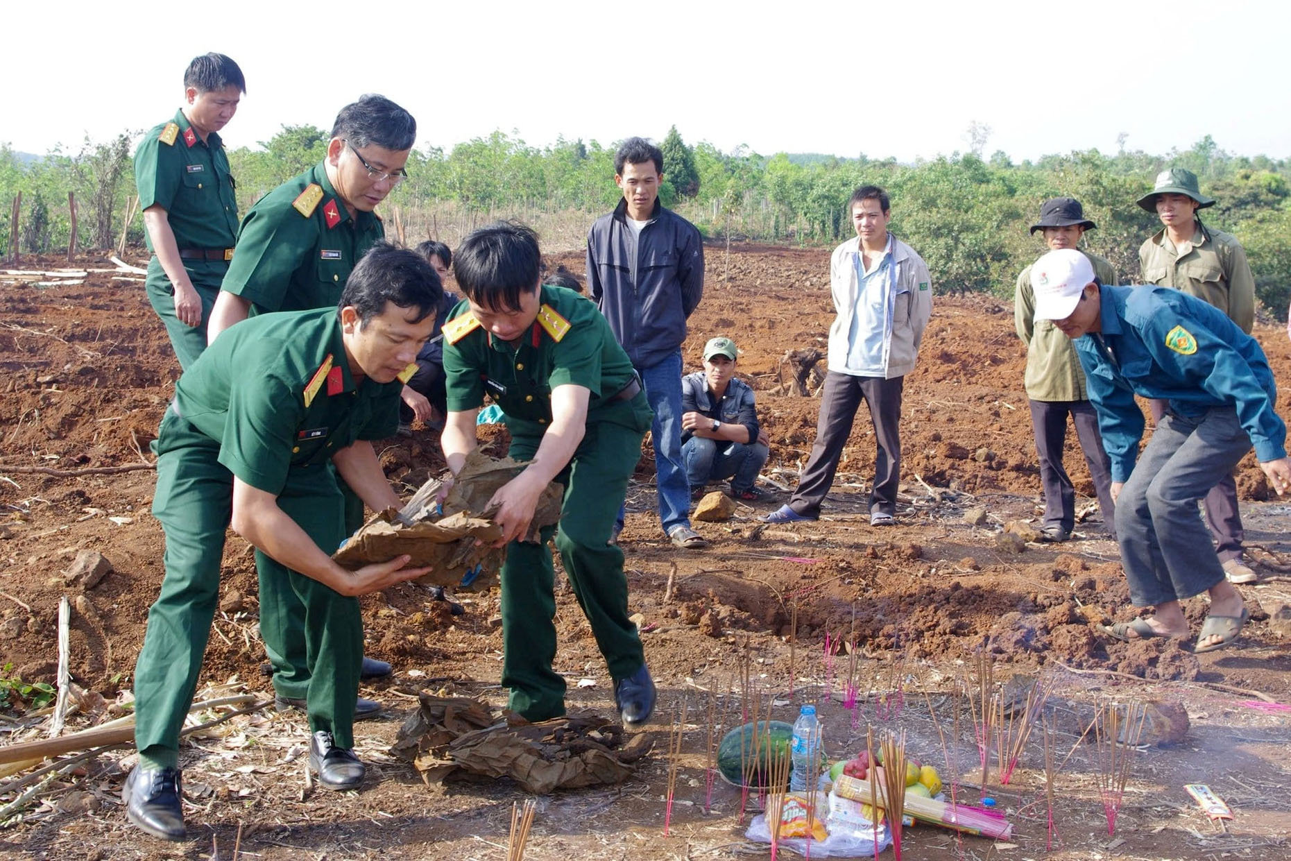Cán bộ, chiến sĩ Bộ CHQS tỉnh Lâm Đồng cùng Nhân dân tổ chức quy tập hài cốt liệt sĩ hy sinh trong kháng chiến về Nghĩa trang Liệt sĩ