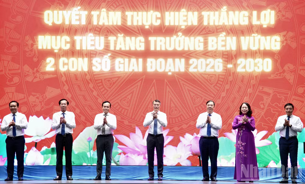 Thủ tướng Lê Minh Hưng và các đồng chí lãnh đạo tại Lễ phát động Phong trào thi đua quyết tâm thực hiện thắng lợi mục tiêu tăng trưởng bền vững 2 con số giai đoạn 2026-2030. (Ảnh: Thanh Giang) ndo_br_b4.jpg